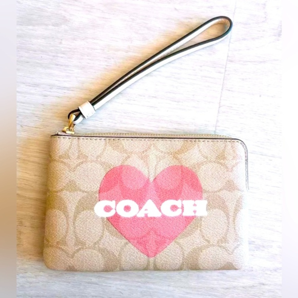 NWOT Coach Corner Zip Wristlet With Heart Print CP436 Light Khaki/Chalk/Pink